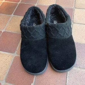 Clarks  black womens fuzzy slipper shoes, size 8, womens